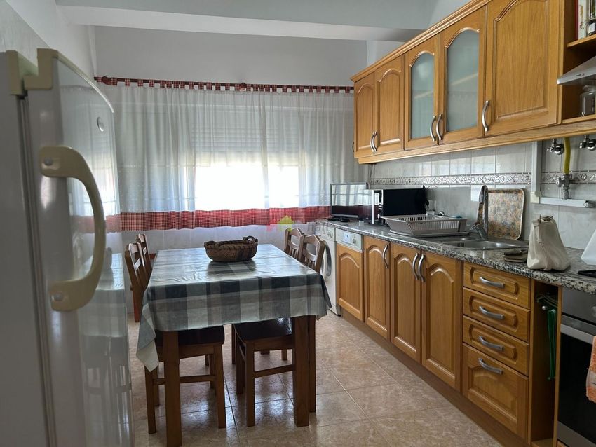 Imagem Cozinha de apartamento t3 em Rua São Gonçalo, 7
