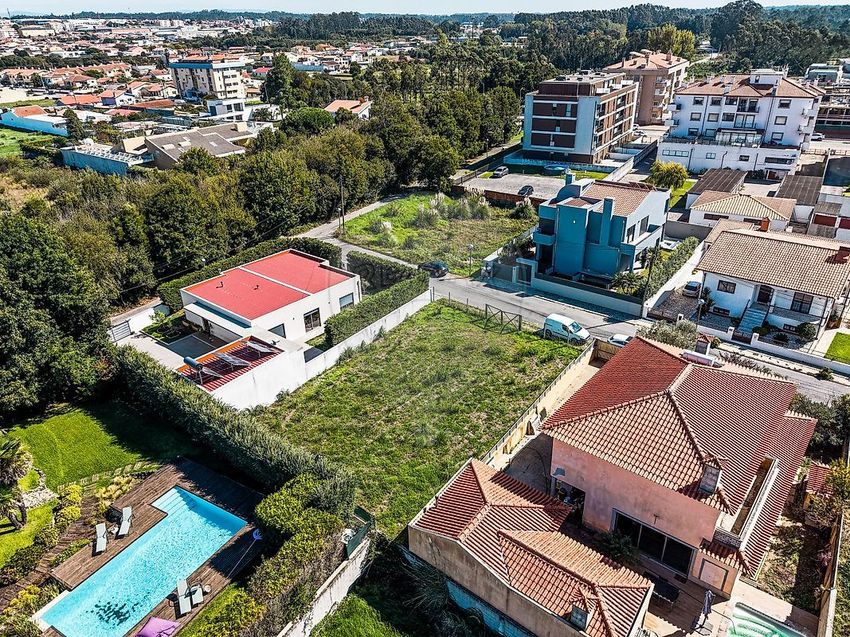 Imagem Piscina de terreno em Rua da Giesta