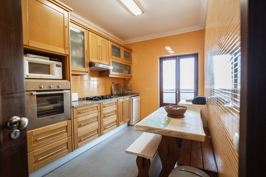 Imagem Cozinha de apartamento t4 em Rua Padre João Rodrigues Ribeiro