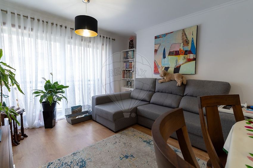 Imagem Sala de estar de apartamento t3 em Rua Vitorino Nemésio