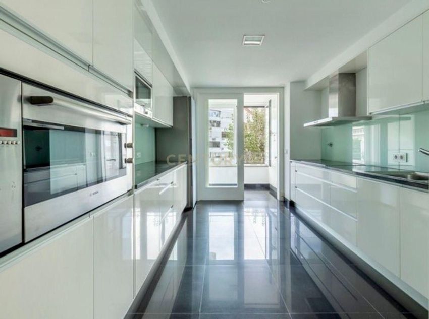 Imagem Corredor de apartamento t4 em Rua Marquês Sá da Bandeira, 84