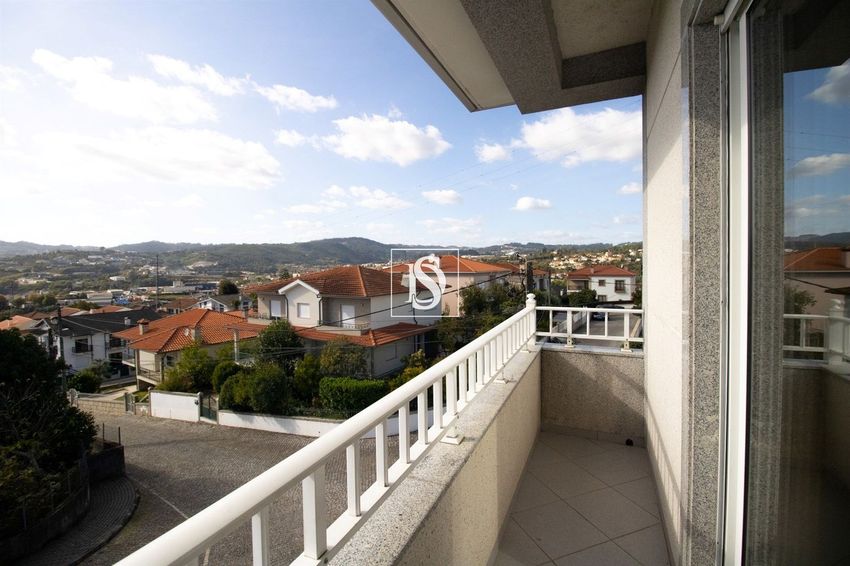 Imagem Varanda de apartamento t2 em Rua Miguel Bombarda, 34