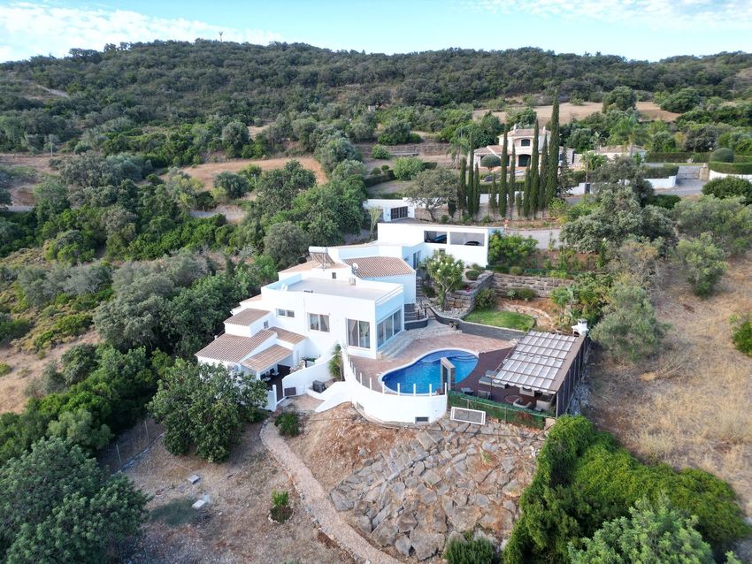 Imagem Fachada de  casa ou moradia em Funchais - Corotelo