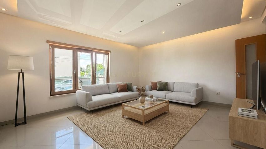 Imagem Sala de estar de apartamento t4 em Rua José Afonso, 10