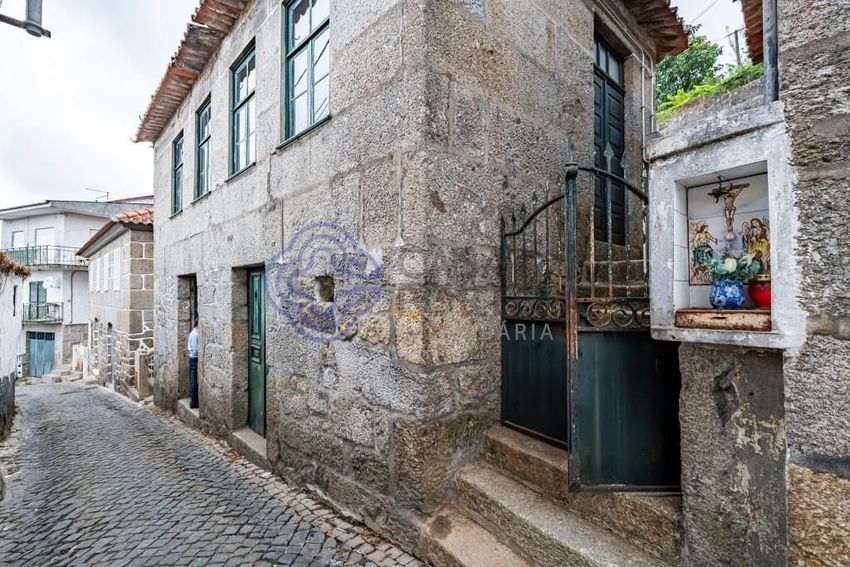 Imagem Fachada de  moradia independente em Rua Galheira