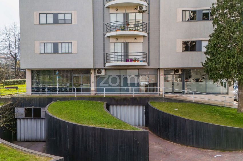 Imagem Piscina de espaço comercial em Rua Cónego Luciano Afonso dos Santos, 91