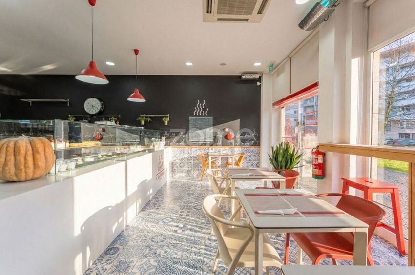 Imagem Sala de jantar de espaço comercial em Rua Adélia Ferreira dos Santos Carvalho, 118