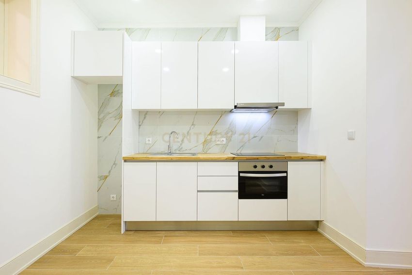 Imagem Cozinha de apartamento t2 em Rua Carlos Ribeiro, 24