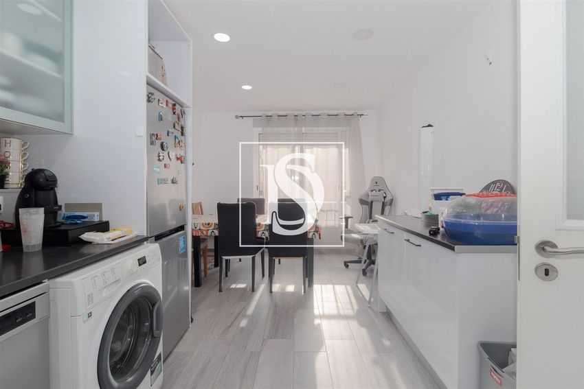 Imagem Cozinha de apartamento t3 em Praça Professor Hernâni Cidade, 2