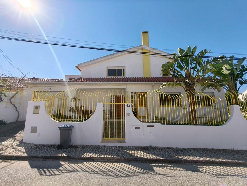 Imagem Fachada de  moradia independente em Rua Norton de Matos s/n