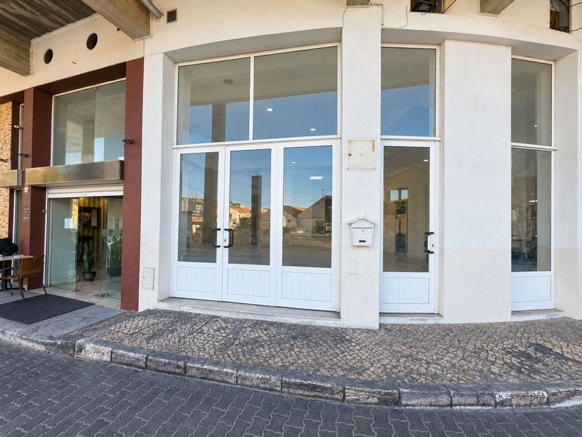 Imagem Vistas de espaço comercial em Rua Luís de Camões s/n