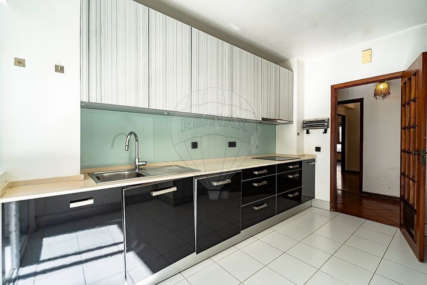 Imagem Cozinha de apartamento t4 em Rua Carlos Seixas