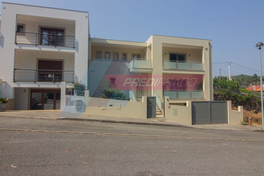 Imagem Vistas de  moradia geminada em Avenida Sobral Ilhô