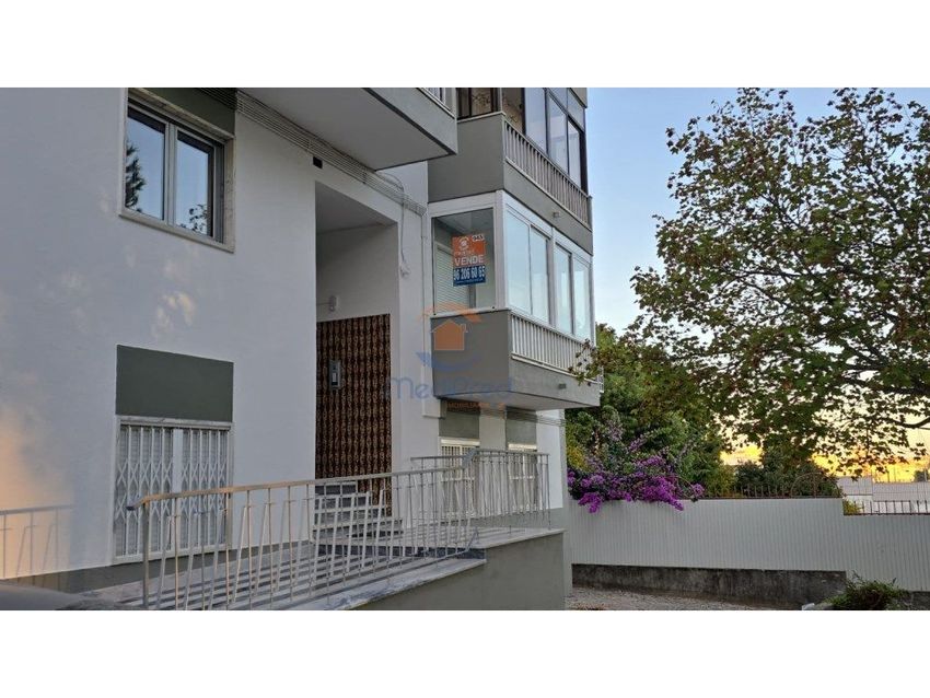 Imagem Fachada de apartamento t3 em Rua Amélia Rey Colaço