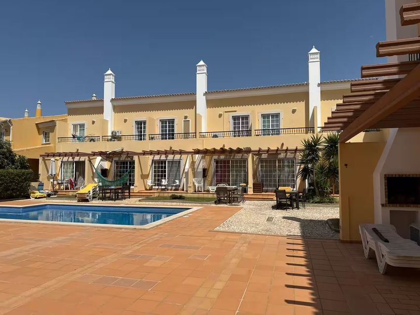 Imagem Piscina de  moradia geminada em Encosta das Oliveiras RuadoLagar