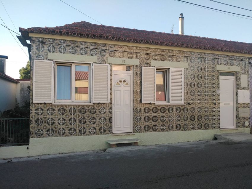 Imagem Fachada de  moradia geminada em Rua do Reguinho s/n