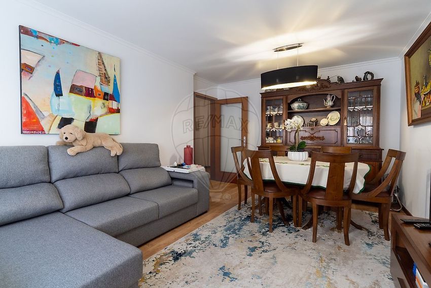 Imagem Sala de estar de apartamento t3 em Rua Vitorino Nemésio, 5