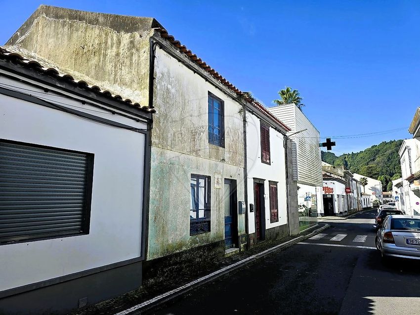 Imagem Fachada de  moradia independente em Rua Das Caldeiras