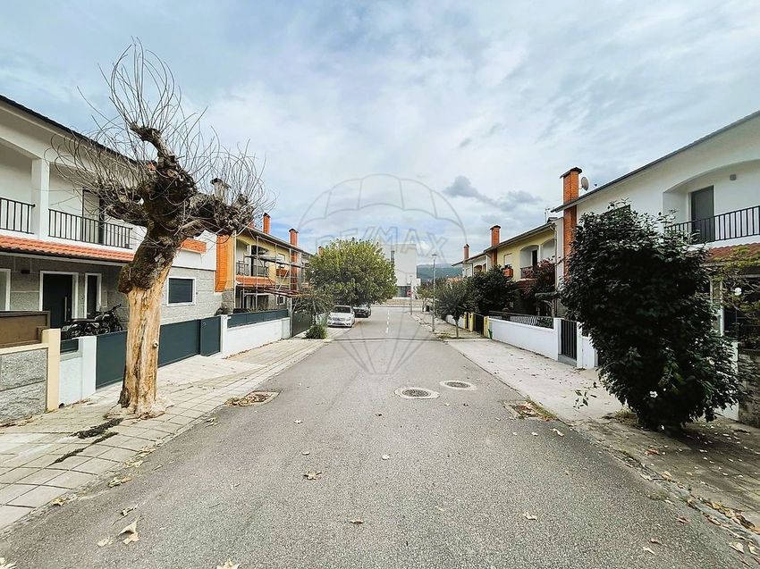 Imagem Fachada de  moradia independente em Avenida Francisco Sá Carneiro