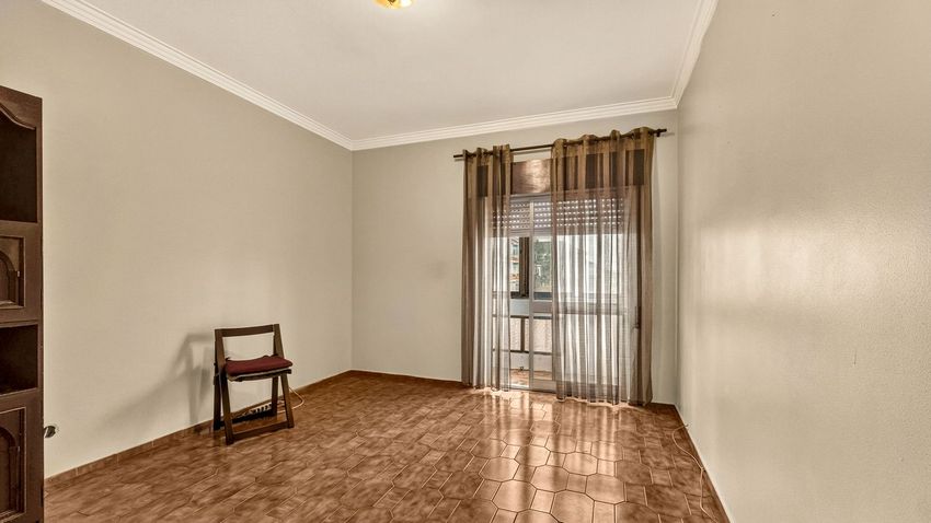 Imagem Sala de estar de apartamento t2 em Rua Garcia de Resende, 24