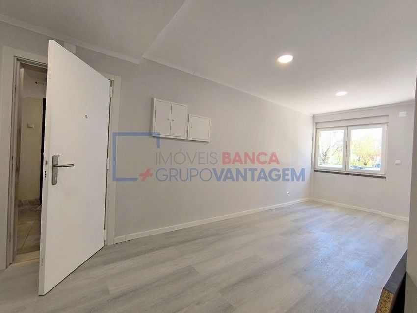 Imagem Divisão de apartamento t2 em Charquinho