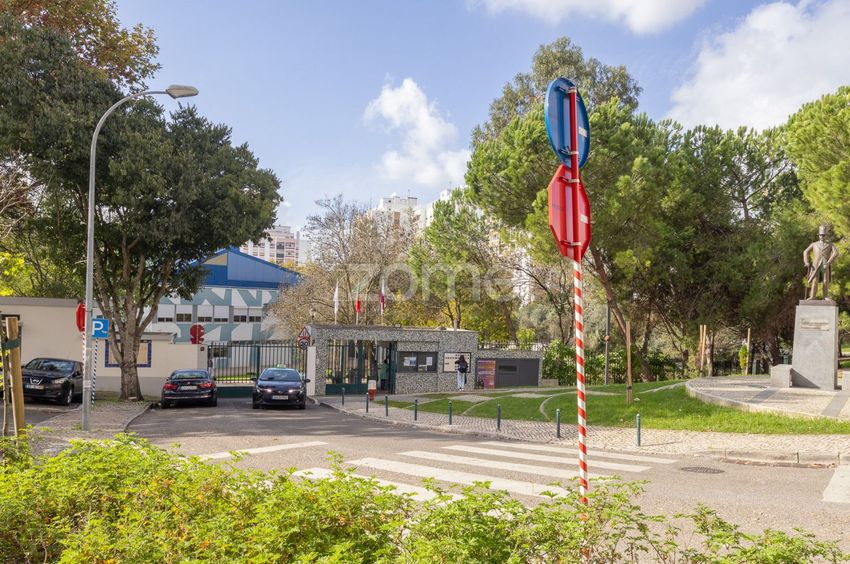 Imagem Detalhes de espaço comercial em Rua Carlos Wallenstein, 9
