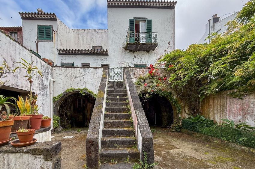 Imagem Fachada de  moradia independente em Ponta Delgada (São Sebastião)