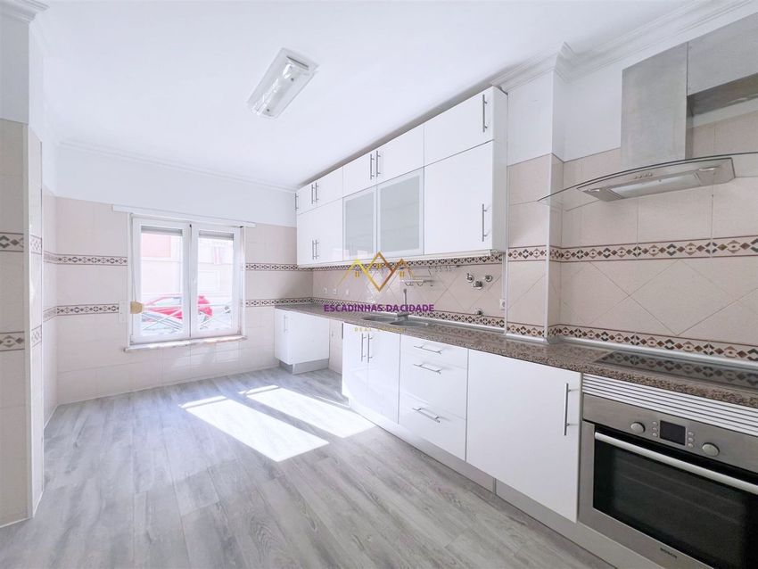 Imagem Cozinha de apartamento t3 em Rua Jaime Cortesão