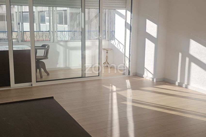 Imagem Sala de estar de apartamento t2 em Rua Teixeira de Pascoais, 484