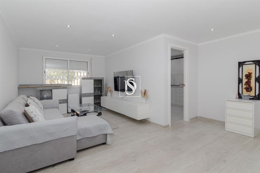 Imagem Sala de estar de apartamento t3 em Santo António da Charneca