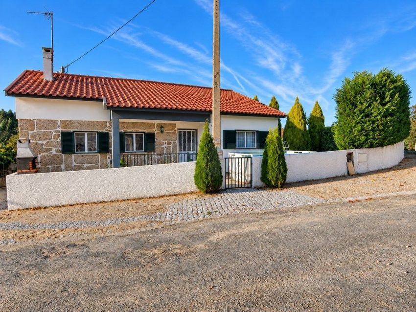 Imagem Fachada de  moradia independente em Queiriz