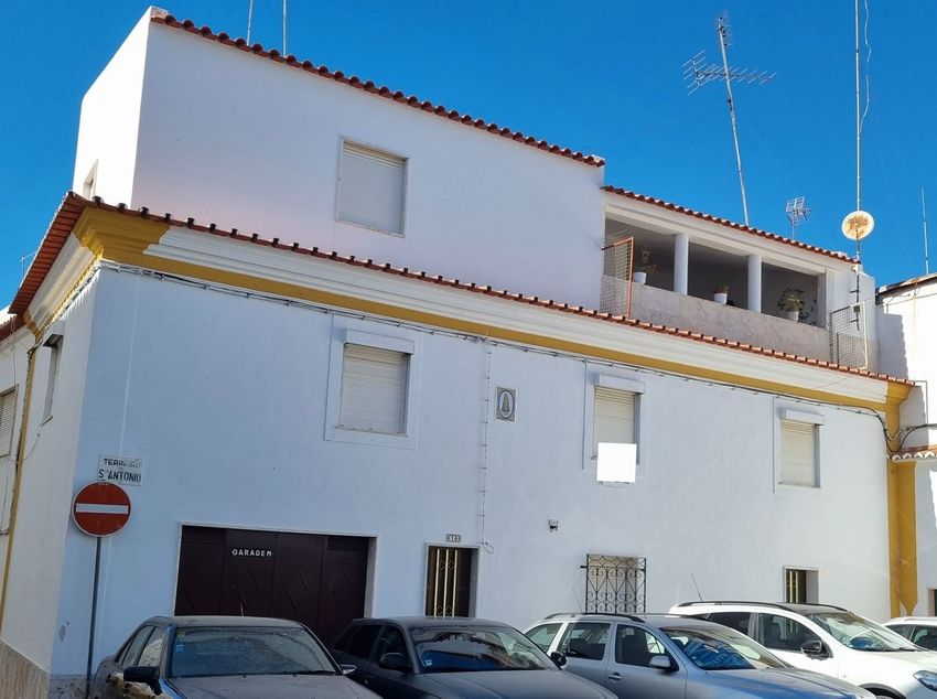 Imagem Fachada de  moradia em banda em Travessa de Santo António, 10