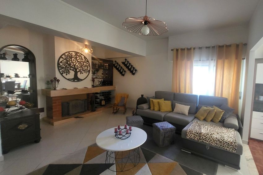 Imagem Sala de estar de apartamento t4 em Rua Doutor Joaquim Ribeiro s/n