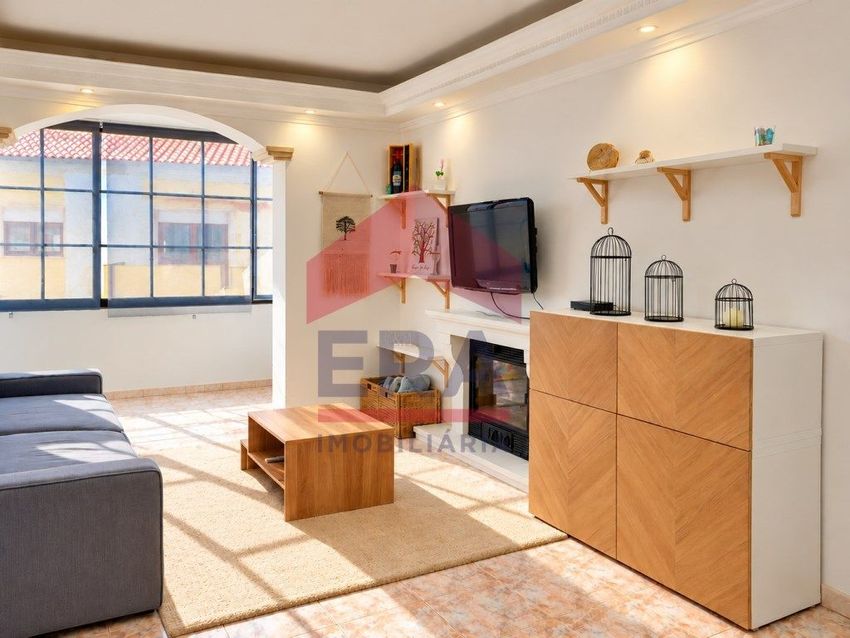 Imagem Sala de estar de apartamento t3 em Rua Bartolomeu Dias