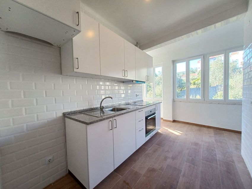 Imagem Cozinha de apartamento t3 em Rua General Trindade, 1411
