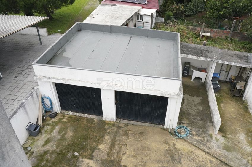 Imagem Garagem de  moradia independente em Rua Cimo da Vila, 137