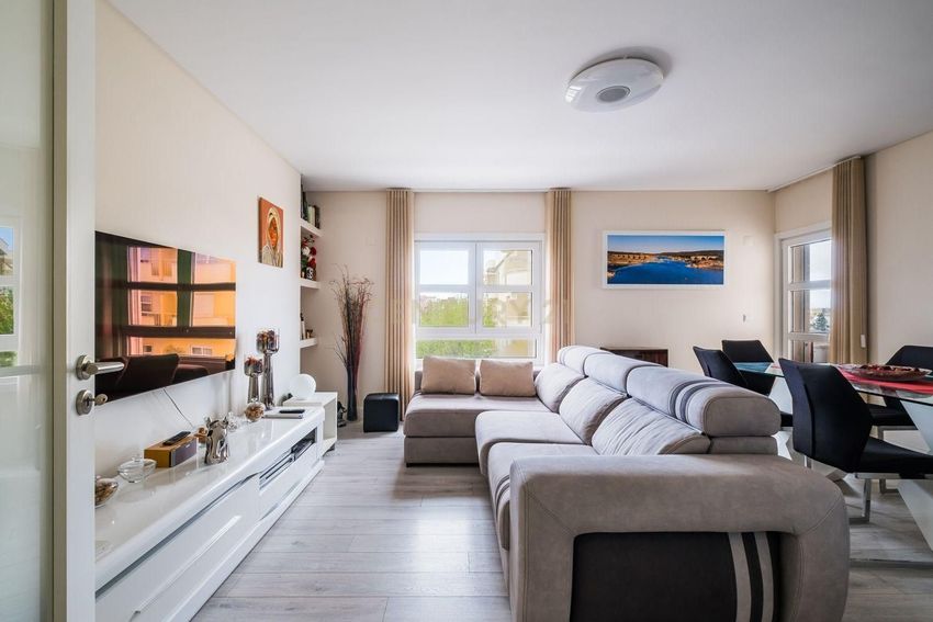 Imagem Sala de estar de apartamento t2 em Rua a Cidade e As Serras, 9