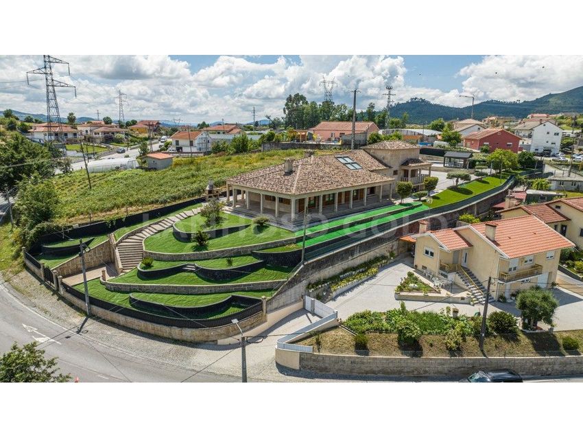Imagem Fachada de  moradia independente em Campos e Louredo