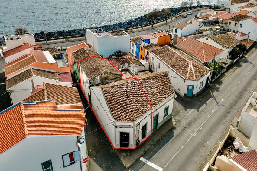 Imagem Fachada de  moradia geminada em Rosto de Cão (São Roque)