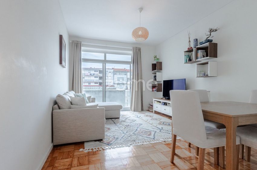 Imagem Sala de estar de apartamento t3 em Rua do Padre José Pacheco do Monte, 148