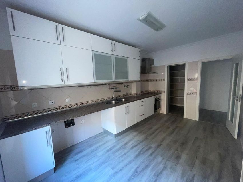 Imagem Cozinha de apartamento t3 em Rua Jaime Cortesão