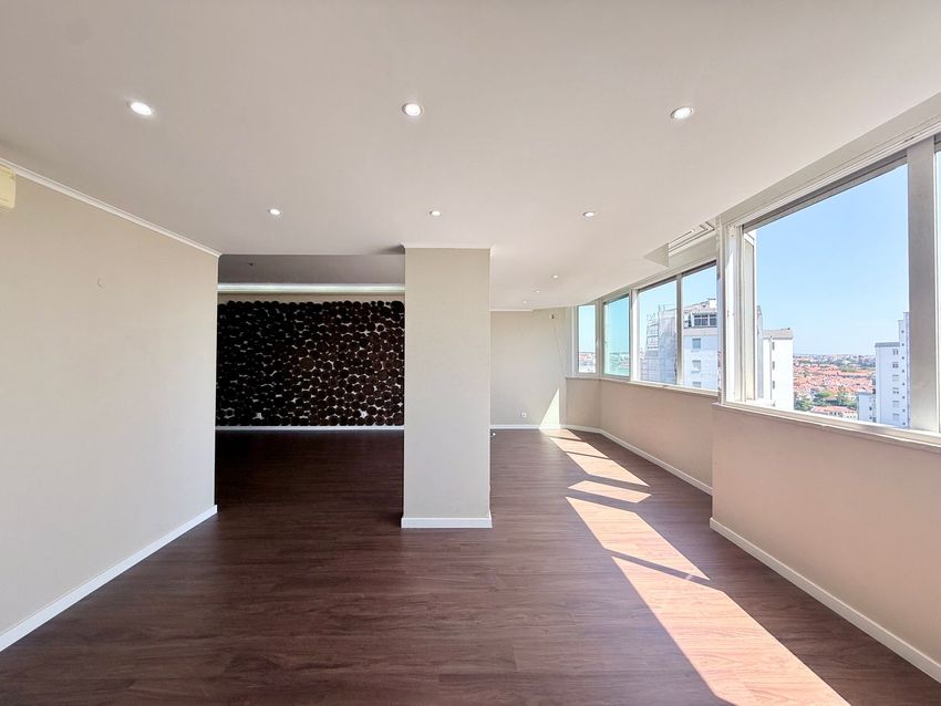 Imagem Divisão de apartamento t4 em Av das comunidades europeias