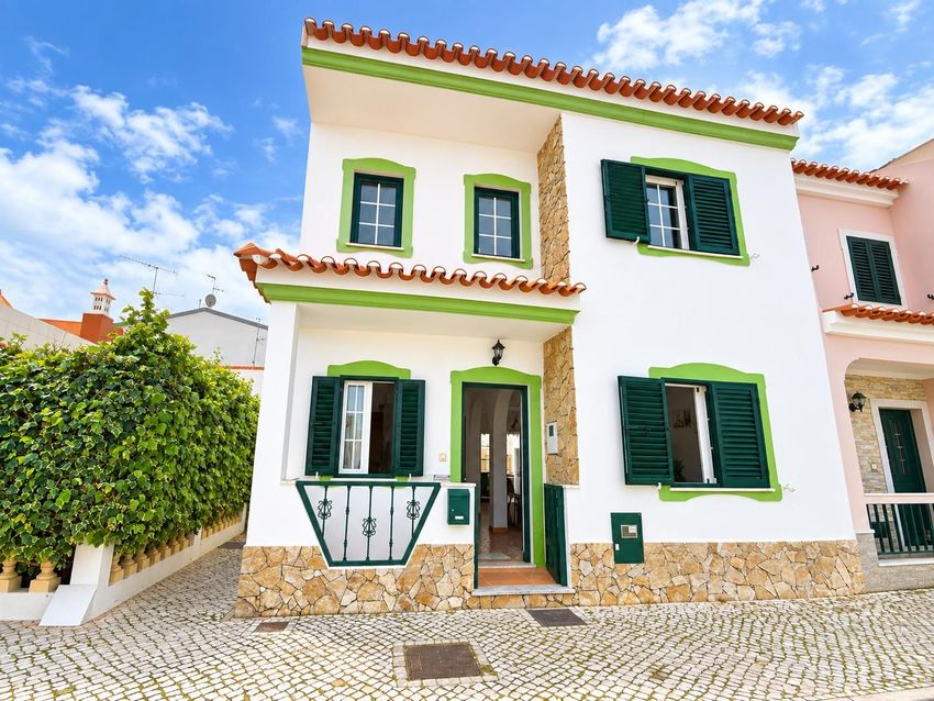 Imagem Fachada de  moradia em banda em 5gjv+m65 Monte Gordo s/n