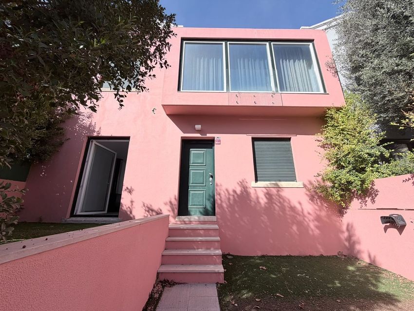 Imagem Fachada de  moradia geminada em Centro do Estoril