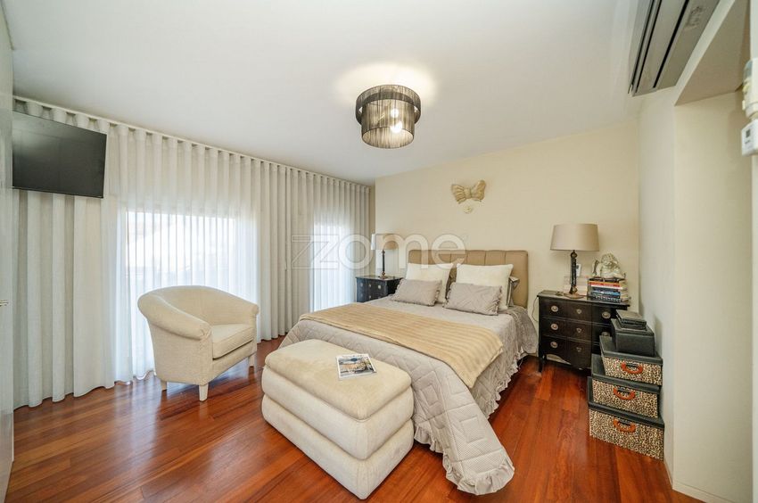 Imagem Quarto de apartamento t3 em Praça do Almada s/n