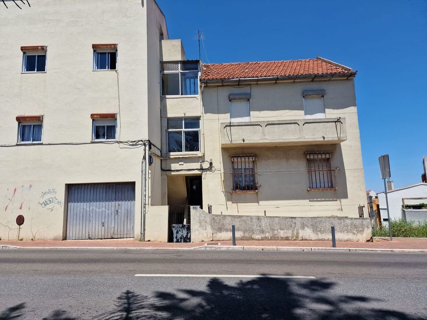 Imagem Fachada de  moradia independente em Encosta do Sol