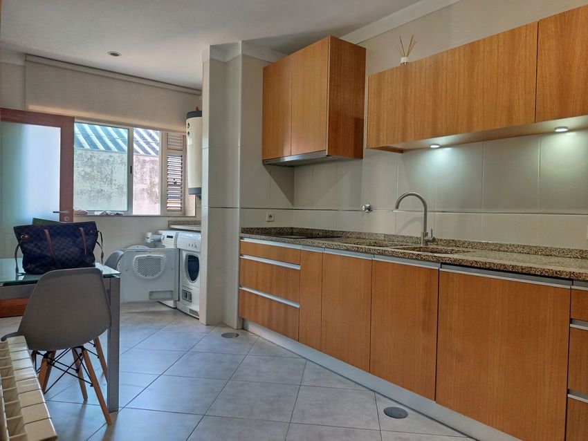 Imagem Cozinha de apartamento t3 em Rua Padre Domingos Joaquim Pereira, 1072