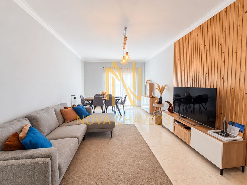 Imagem Sala de estar de apartamento t2 em Rua Doutor Sousa Martins, 2