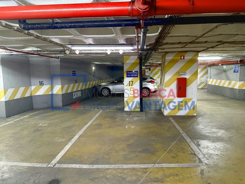 Imagem Garagem de garagem em Chiado