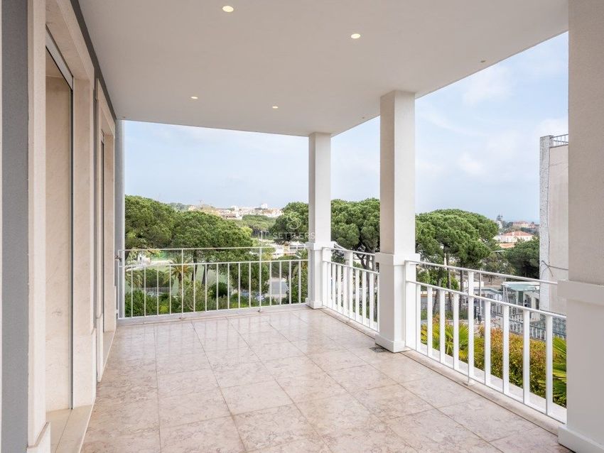 Imagem Varanda de apartamento t3 em Avenida Fausto de Figueiredo, 143